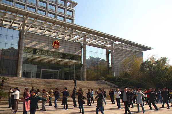 为进一步丰富法院干警文体生活,增强身体素质,武汉海事法院于1月23日下午,在法院办公楼前举办了一场别开生面的迎新春趣味运动会。旨在融洽感情,增进友谊,增强机关的凝聚力和团队合作精神,受到了广大干警的普遍欢迎。该趣味运动会为即将到来的鸡年为主题,设置了鸡毛信、赶鸡入笼和快乐小鸡三个趣味项目,院各部门十余支代表队参加竞赛角逐。 运动会进行过程中,各竞赛项目趣味横生、精彩纷呈。赛场上,参赛队员挥洒汗水,比技巧、比团结、比毅力。赛场外,啦啦队员欢声笑语,比纪律、比互助、比呐喊。整个运动会组织有