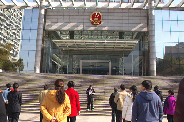 为进一步丰富法院干警文体生活,增强身体素质,武汉海事法院于1月23日下午,在法院办公楼前举办了一场别开生面的迎新春趣味运动会。旨在融洽感情,增进友谊,增强机关的凝聚力和团队合作精神,受到了广大干警的普遍欢迎。该趣味运动会为即将到来的鸡年为主题,设置了鸡毛信、赶鸡入笼和快乐小鸡三个趣味项目,院各部门十余支代表队参加竞赛角逐。 运动会进行过程中,各竞赛项目趣味横生、精彩纷呈。赛场上,参赛队员挥洒汗水,比技巧、比团结、比毅力。赛场外,啦啦队员欢声笑语,比纪律、比互助、比呐喊。整个运动会组织有